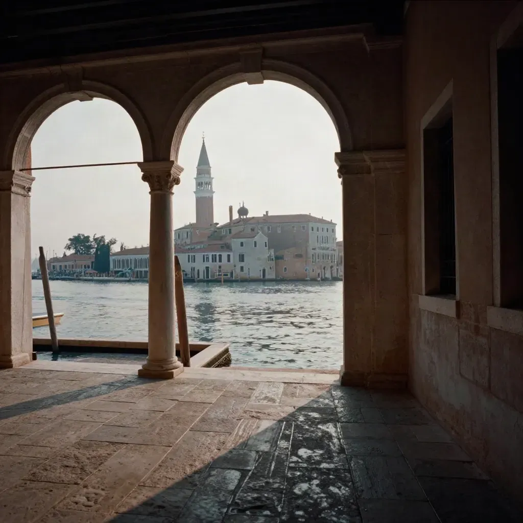 Arcata veneziana su canale quieto, luce calda, campanile lontano e spazio vuoto per testo